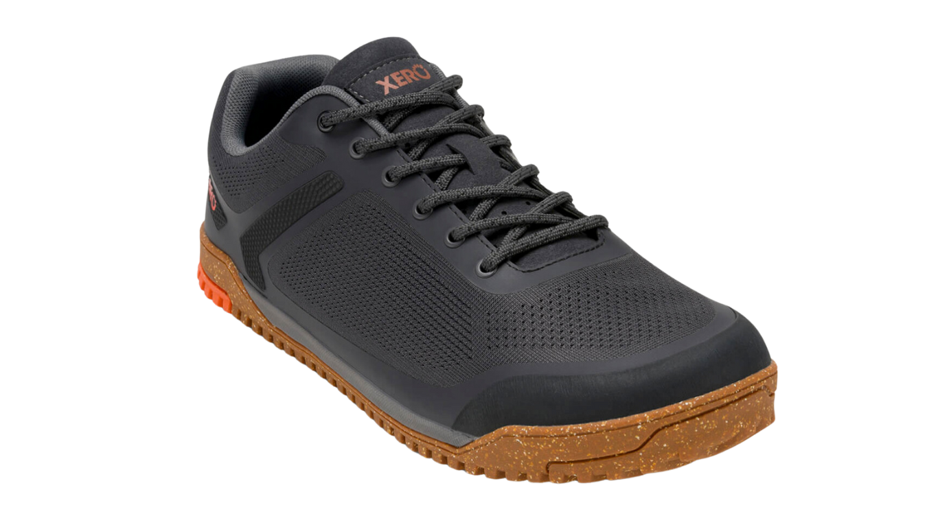 Barfußwanderschuh Halbschuh für Erwachsene als einzelner Schuh, breite Zehenbox, geschlossene Zehen, geschlossener Fersenbereich, Schnürung, schräge Vorderansicht.