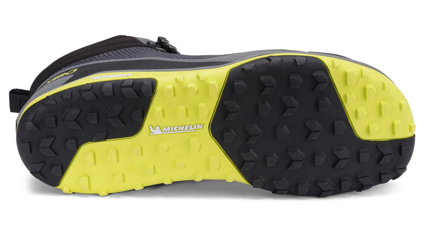 Barfußwanderschuh für Erwachsene als einzelner Schuh, profilierte flexible Sohle, Ansicht von unten.