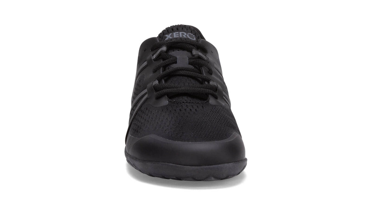 Barfußsportschuh für Erwachsene als einzelner Schuh, geschlossene Zehen, geschlossener Fersenbereich, Schnürung, sVorderansicht.