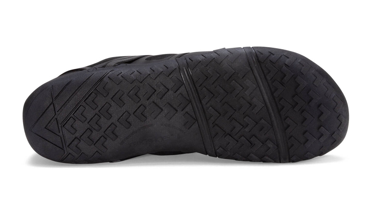 Barfußsportschuh für Erwachsene als einzelner Schuh, flexible profilierte Sohle, geschlossene Zehen, geschlossener Fersenbereich, Ansicht von unten.