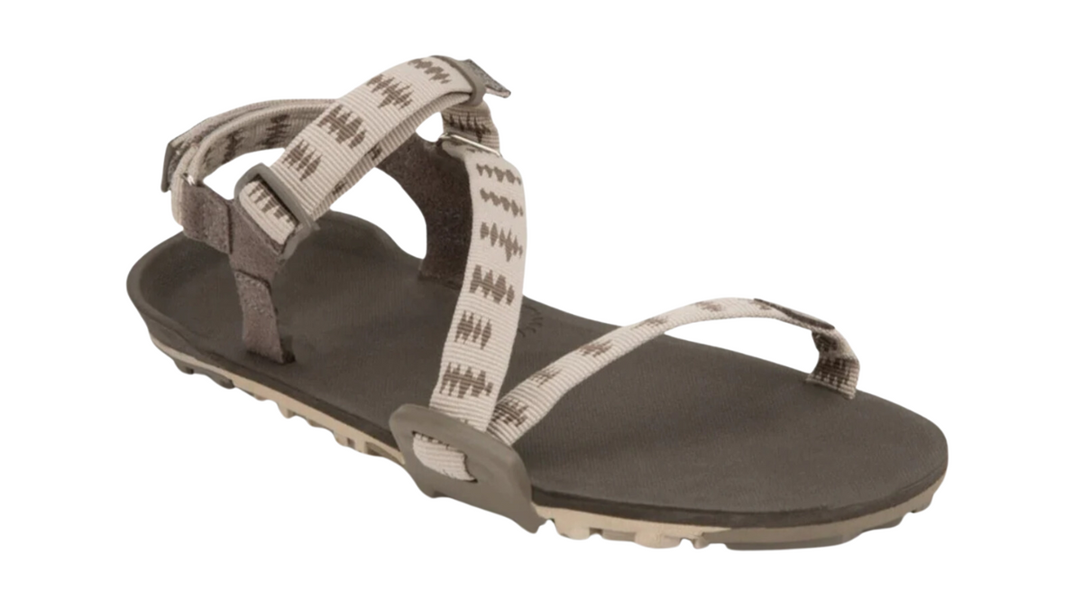 Barfußsandale, offene Zehen und offener Fersenbereich, Riemenkonstruktion mit verstellbaren Riemen, profilierte Sohle, Einzelschuh, schräge Vorderansicht