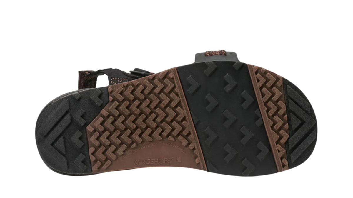 Barfußsandale, offene Zehen und offener Fersenbereich, Riemenkonstruktion mit verstellbaren Riemen, profilierte Sohle, Einzelschuh, Ansicht von unten