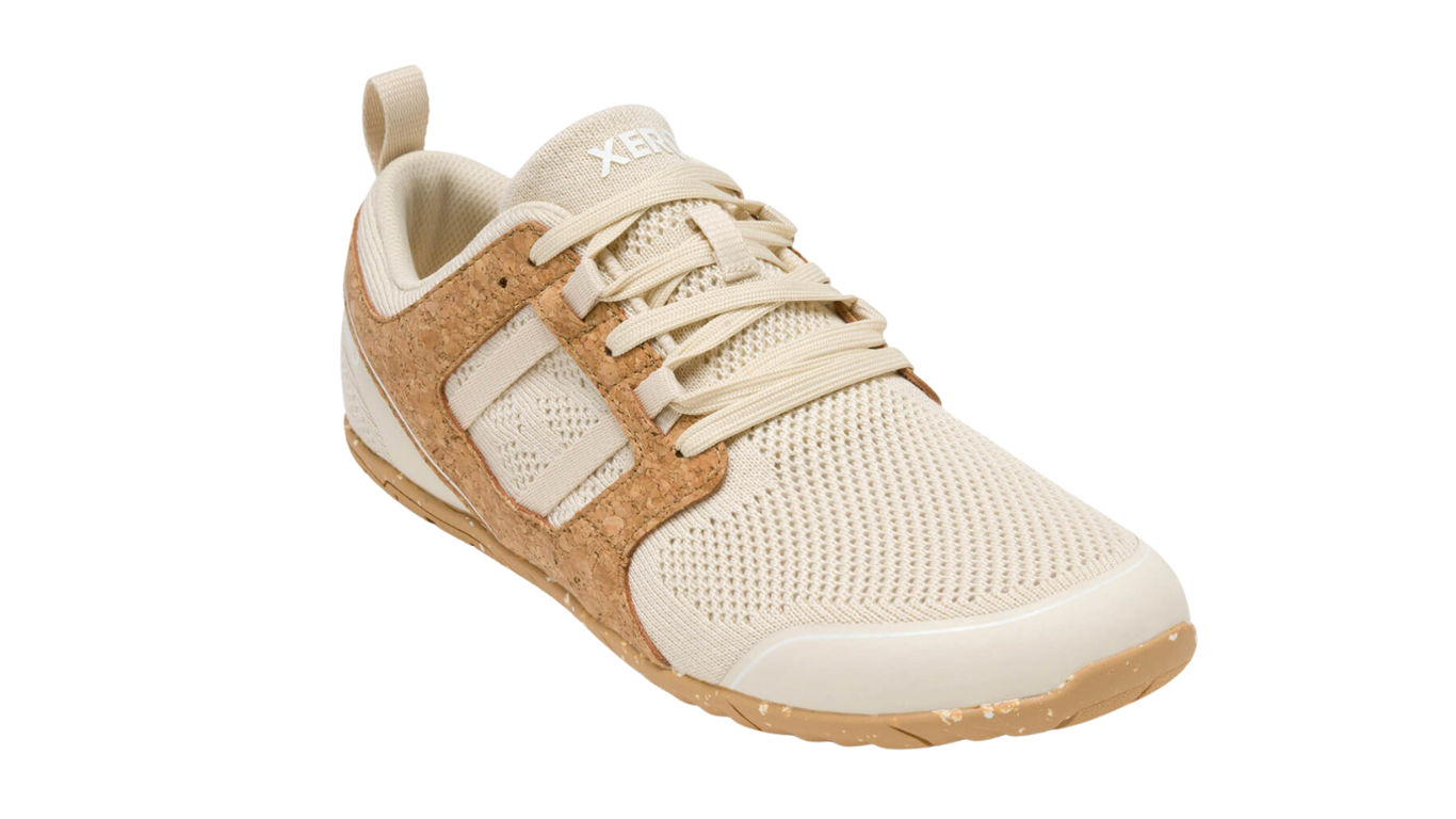 Barfußlaufschuh für Erwachsene als einzelner Schuh, breite Zehenbox, geschlossene Zehen, geschlossener Fersenbereich, Schnürung, schräge Vorderansicht.