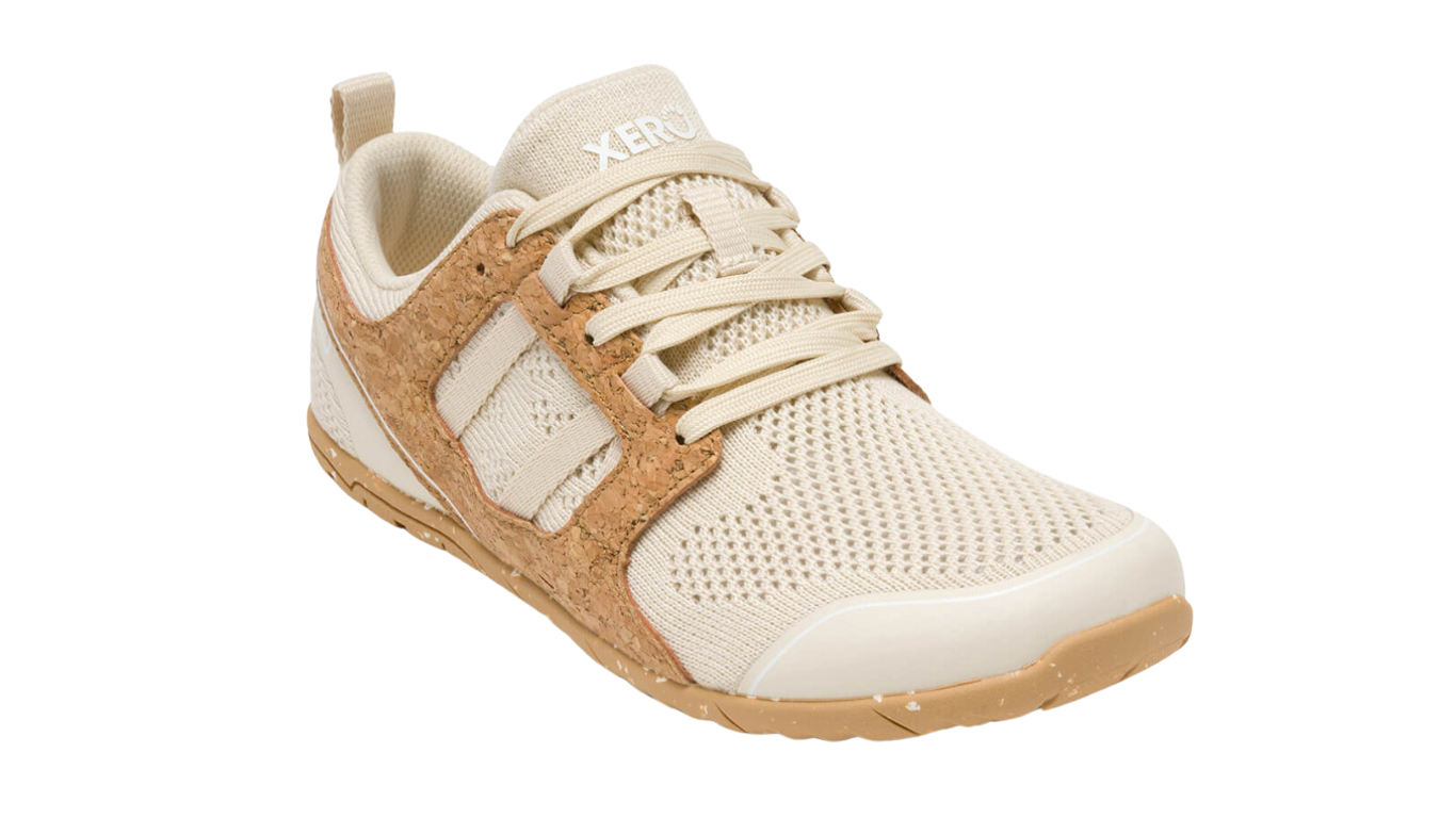 Barfußlaufschuh für Erwachsene als einzelner Schuh, breite Zehenbox, geschlossene Zehen, geschlossener Fersenbereich, Schnürung, schräge Vorderansicht.