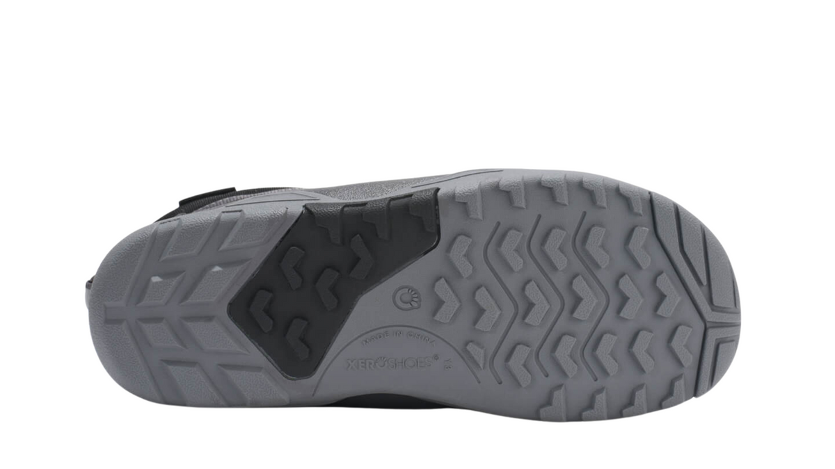 Barfußwinterstiefel als Einzelschuh, geschlossene Zehen und geschlossener Fersenbereich, Schnürung mit Kordelzug, profilierte Sohle, Ansicht von unten