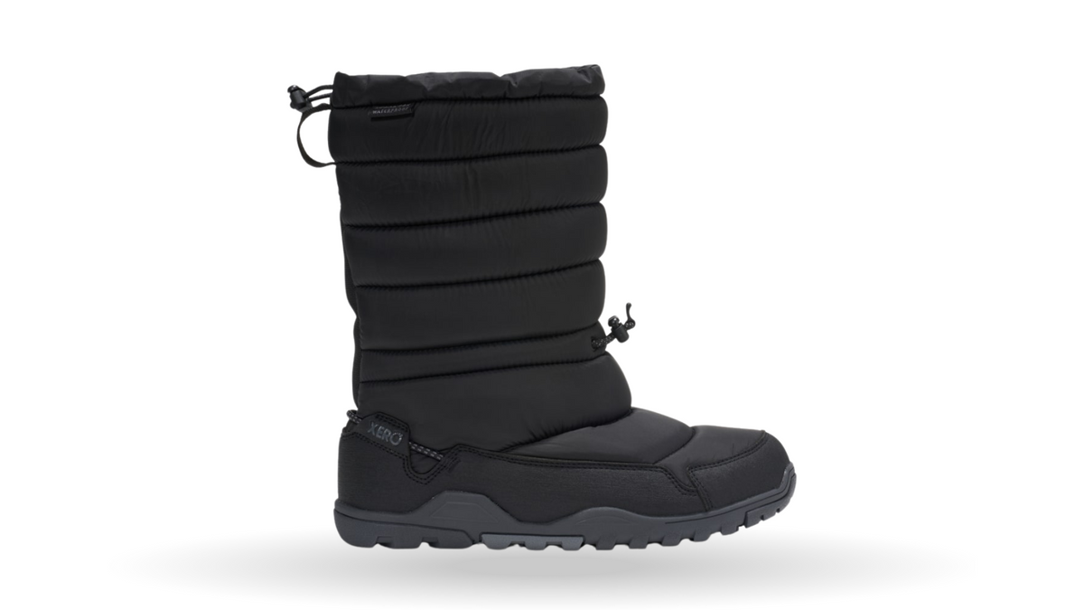 Barfußwinterstiefel als Einzelschuh, geschlossene Zehen und geschlossener Fersenbereich, Kordelzug am Schaft, profilierte Sohle, Seitenansicht außen