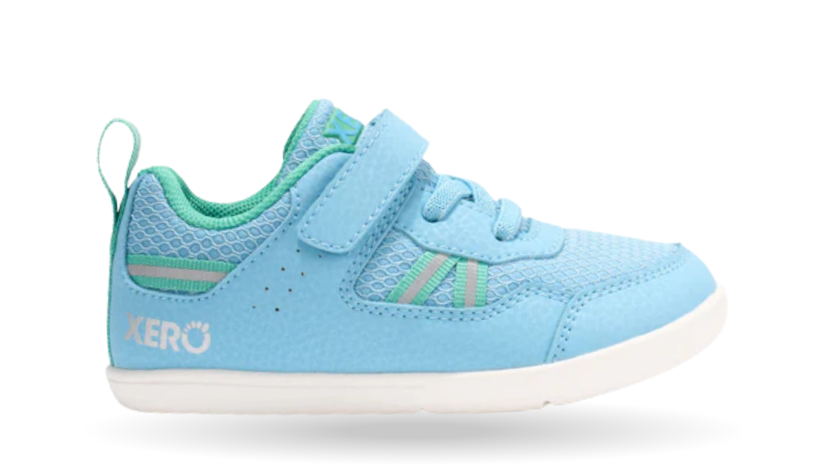 Barfußschuh für Kinder als Einzelschuh, geschlossene Zehen und geschlossener Fersenbereich, Klettverschluss und Schnürung, flexible Sohle, Seitenansicht außen