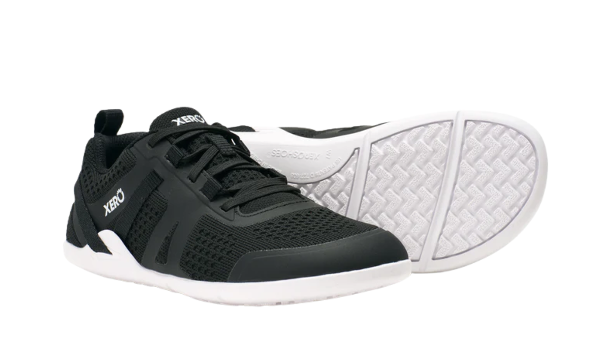 Barfußschuh mit Schnürung, breite Zehenbox, flexible Sohle, geschlossener Fersenbereich, schräge Vorderansicht und Ansicht von unten