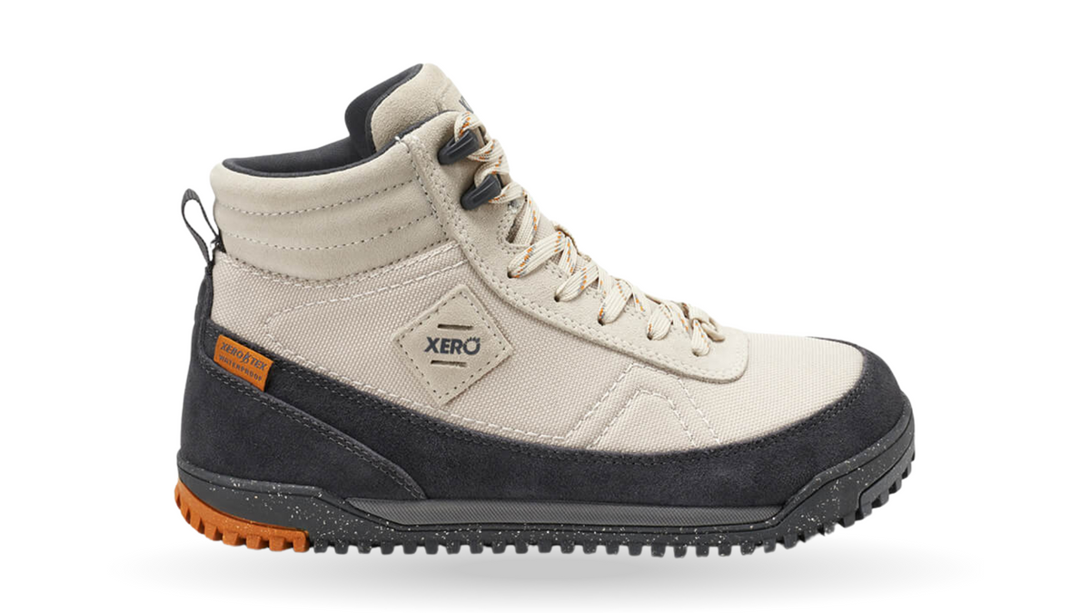 Barfußwanderstiefel, geschlossene Zehen und geschlossener Fersenbereich, Schnürung mit Ösen, profilierte Sohle, Einzelschuh, Seitenansicht außen