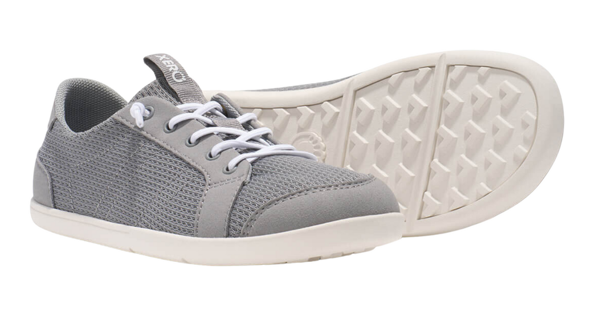 Barfußschuh mit Schnürung, breite Zehenbox, flexible Sohle, geschlossener Fersenbereich, schräge Vorderansicht und Ansicht von unten