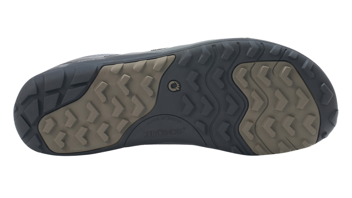 Barfußschuh mit flexibler Profilsohle, breite Sohlenform im Vorfußbereich, Ansicht von unten, einzelner Schuh