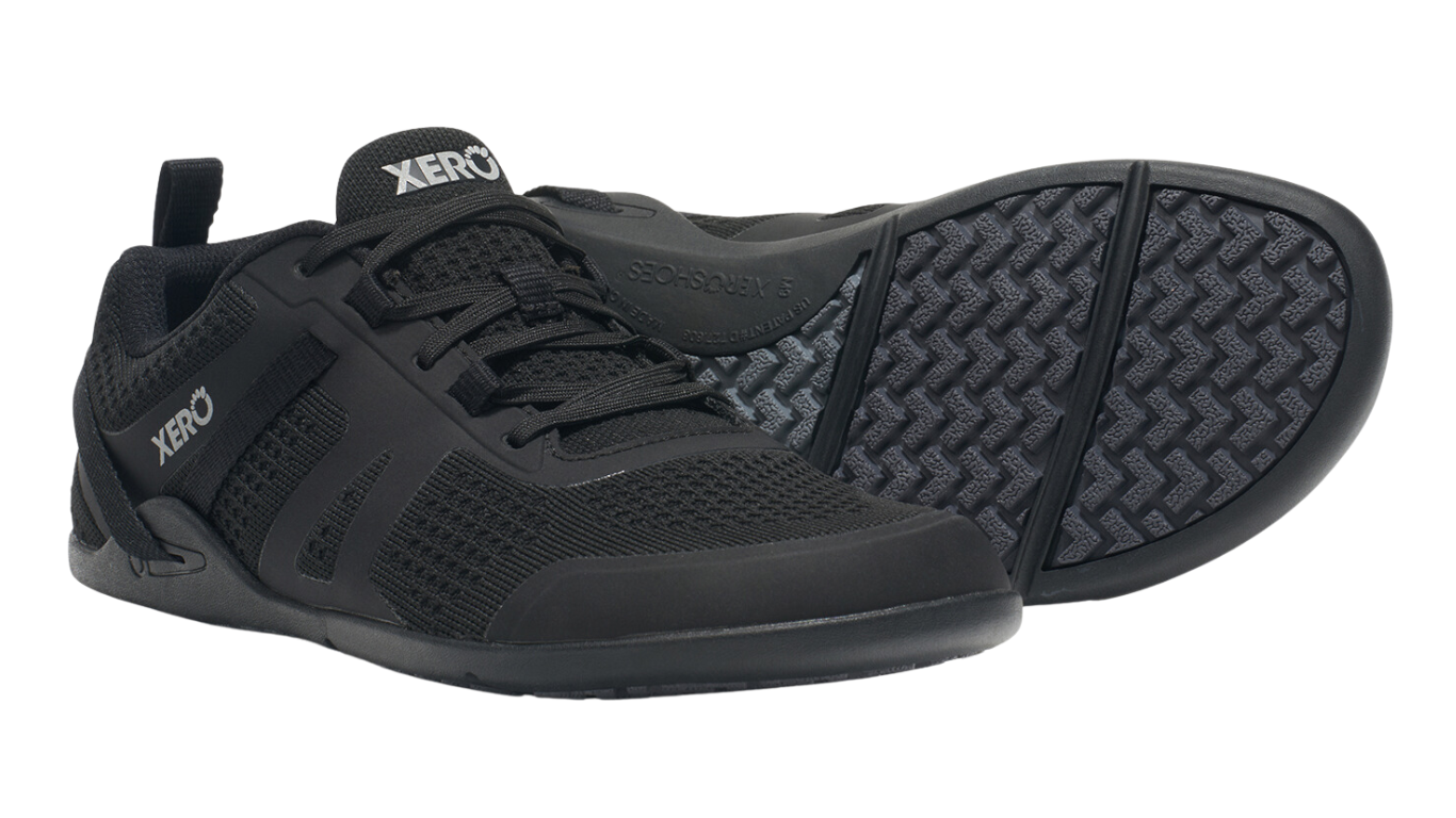 Barfußschuh mit Schnürung, breite Zehenbox, flexible Sohle, geschlossener Fersenbereich, schräge Vorderansicht als Paar