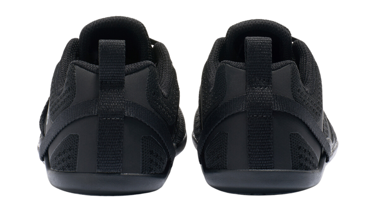 Barfußschuh mit Schnürung, breite Zehenbox, flexible Sohle, geschlossener Fersenbereich, Rückansicht als Paar