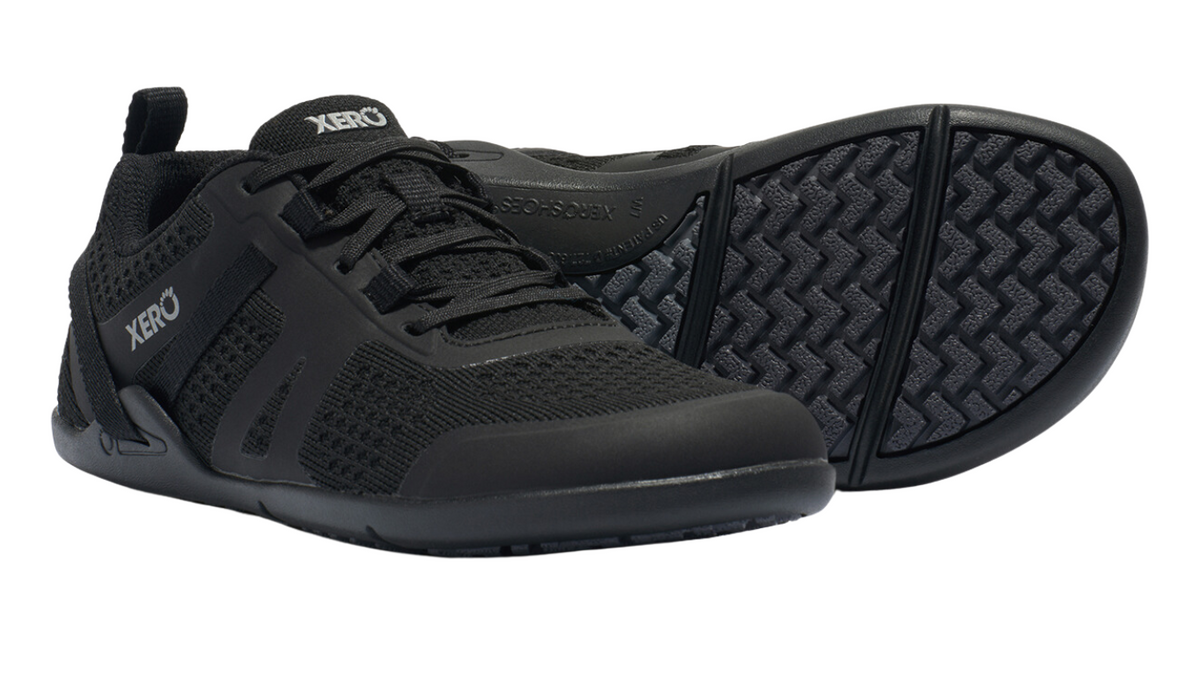 Barfußschuh mit Schnürung, breite Zehenbox, flexible Sohle, geschlossener Fersenbereich, schräge Vorderansicht und Ansicht von unten
