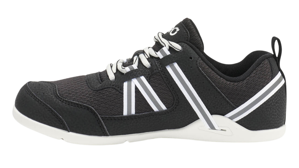 Barfußsportschuh für Erwachsene als einzelner Schuh, breite Zehenbox, geschlossene Zehen, geschlossener Fersenbereich, Schnürung, Seitenansicht .