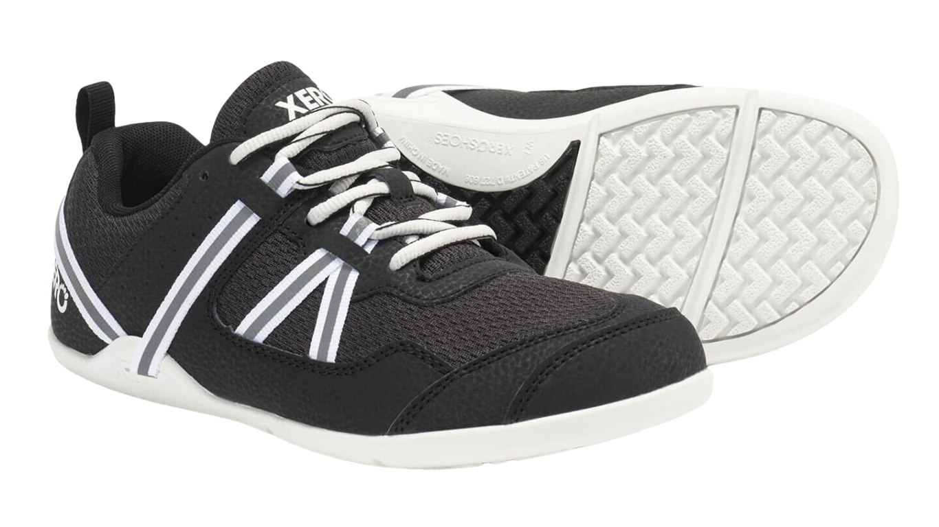 Barfußschuh mit Schnürung, breite Zehenbox, flexible Sohle, geschlossener Fersenbereich, schräge Vorderansicht und Ansicht von unten