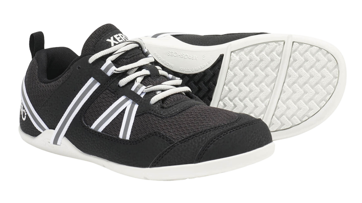 Barfußsportschuh für Erwachsene als Paar, breite Zehenbox, geschlossene Zehen, geschlossener Fersenbereich, Schnürung, schräge Vorderansicht und Ansicht von unten.