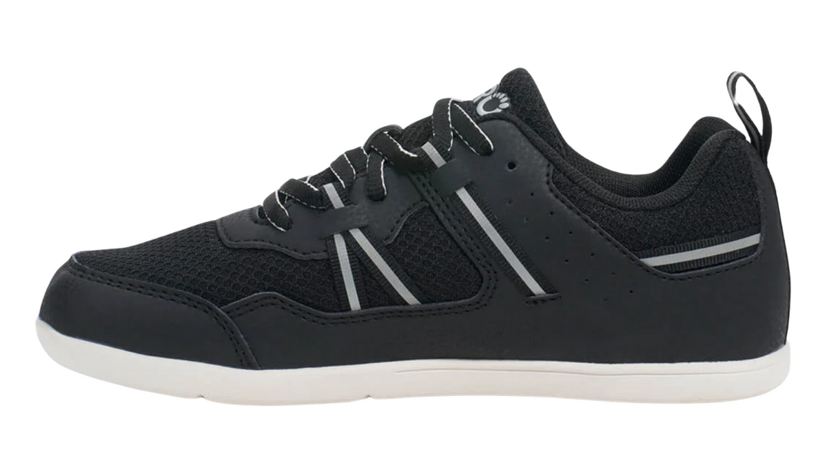 Barfußturnschuh für Kinder als einzelner Schuh, breite Zehenbox, geschlossene Zehen, geschlossener Fersenbereich, Schnürung, Seitenansicht innen.