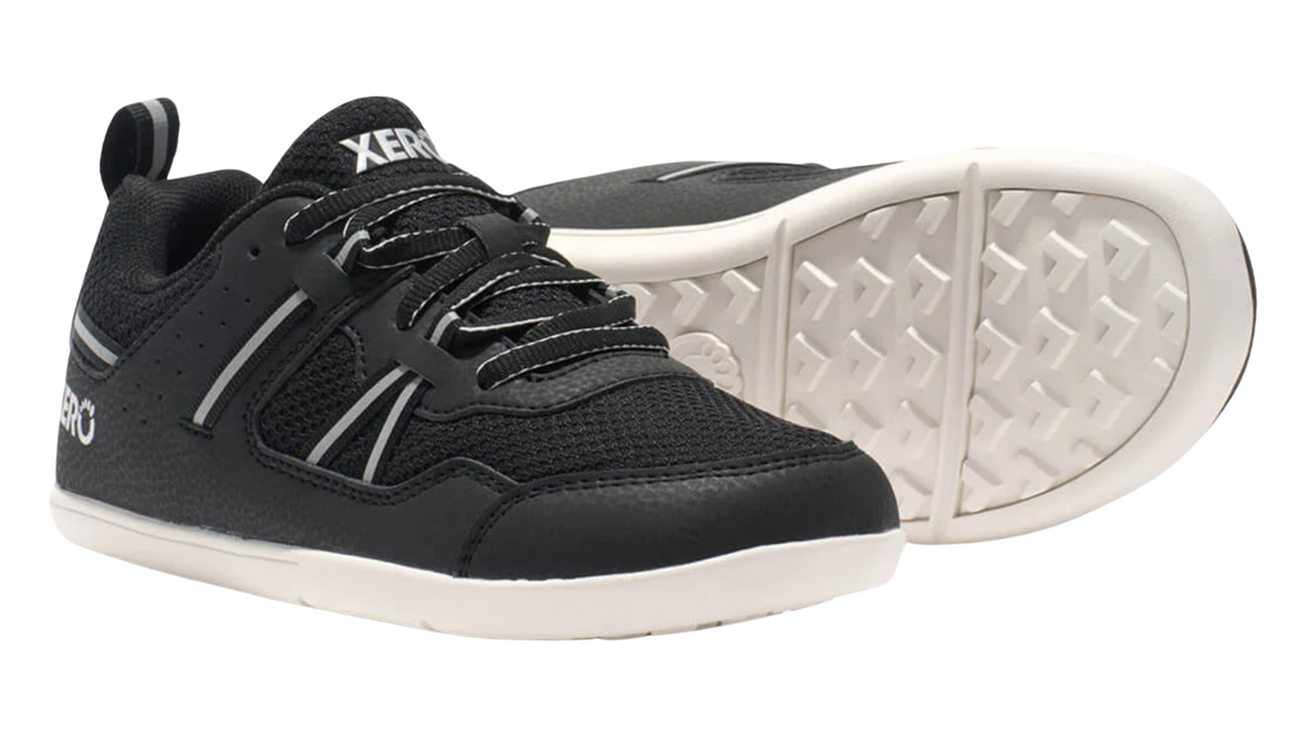 Barfußturnschuh für Kinder als einzelner Schuh, profilierte flexible Sohle, geschlossene Zehen, geschlossener Fersenbereich, schräge Vorderansicht und Ansicht von unten.