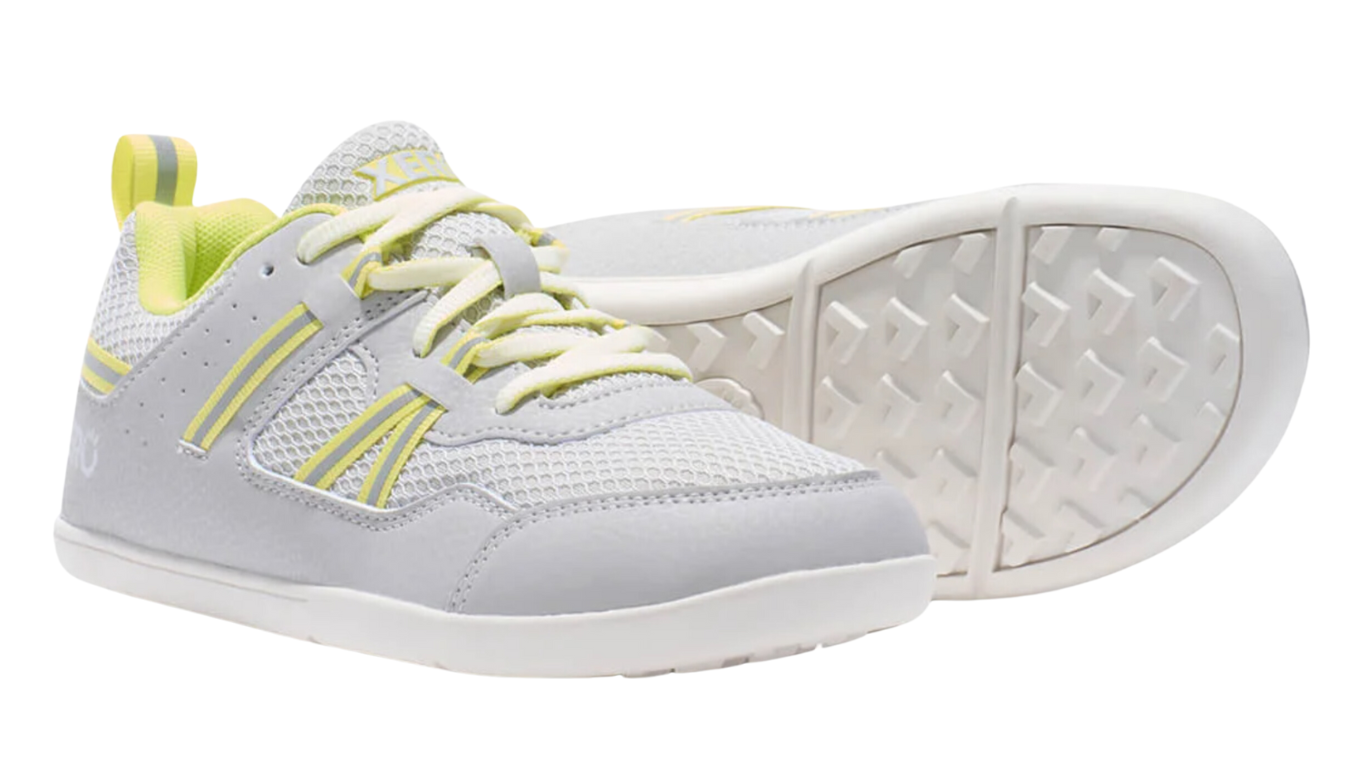 Barfußturnschuh für Kinder als einzelner Schuh, profilierte flexible Sohle, geschlossene Zehen, geschlossener Fersenbereich, schräge Vorderansicht und Ansicht von unten.