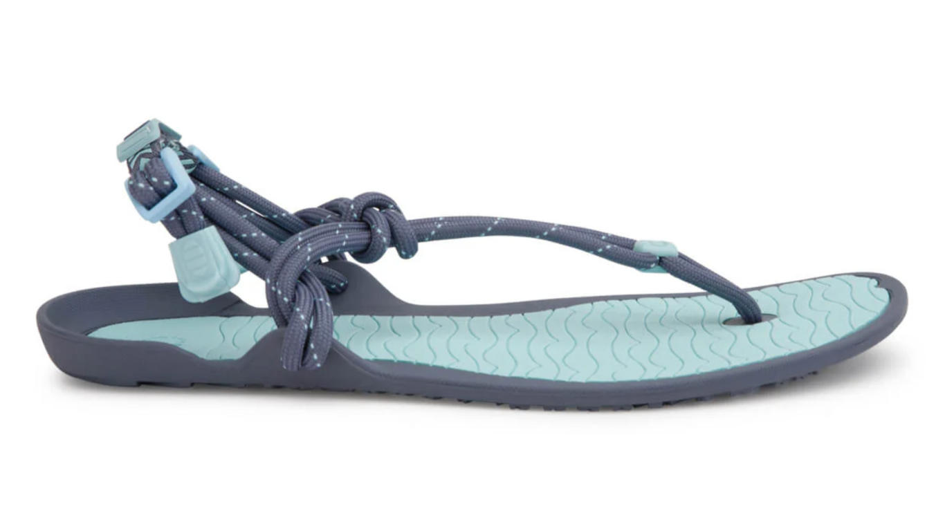 Barfußsandale mit Zehensteg und Riemchen, offene Zehen, offener Fersenbereich, flexible Sohle, Seitenansicht außen, einzelner Schuh