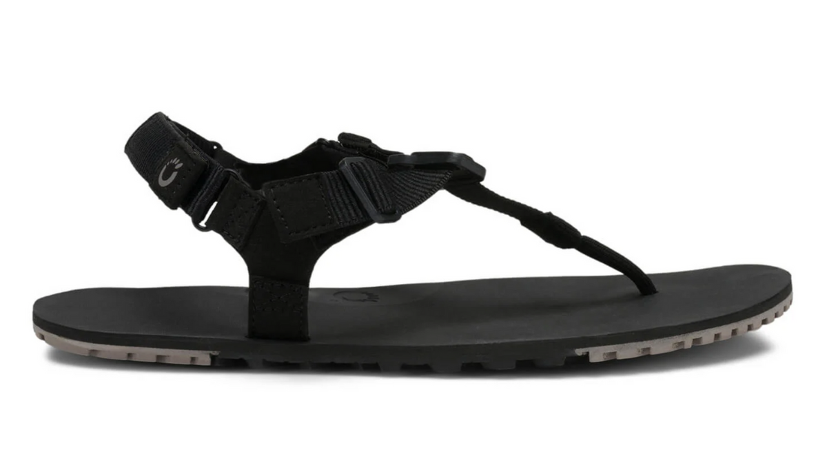 Barfußsandale mit Zehensteg und Riemenverschluss, offene Zehen, offener Fersenbereich, flexible Sohle, Seitenansicht außen, einzelner Schuh