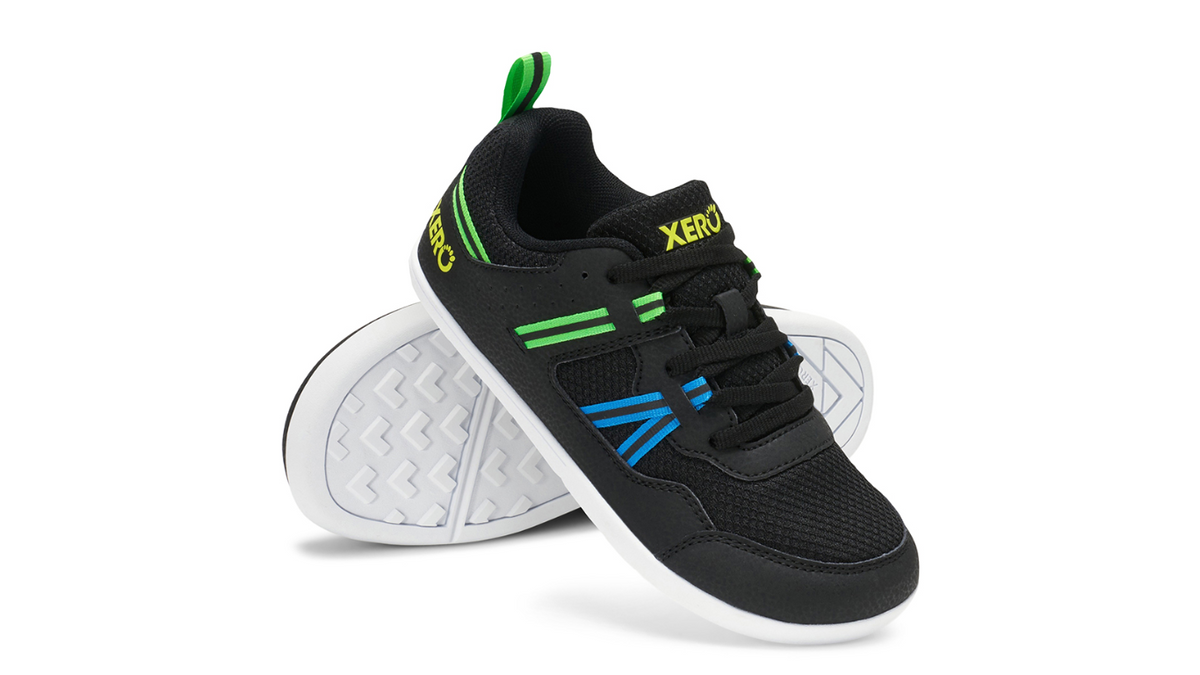 Barfußturnschuh für Kinder als einzelner Schuh, profilierte flexible Sohle, geschlossene Zehen, geschlossener Fersenbereich, schräge Vorderansicht und Ansicht von unten.