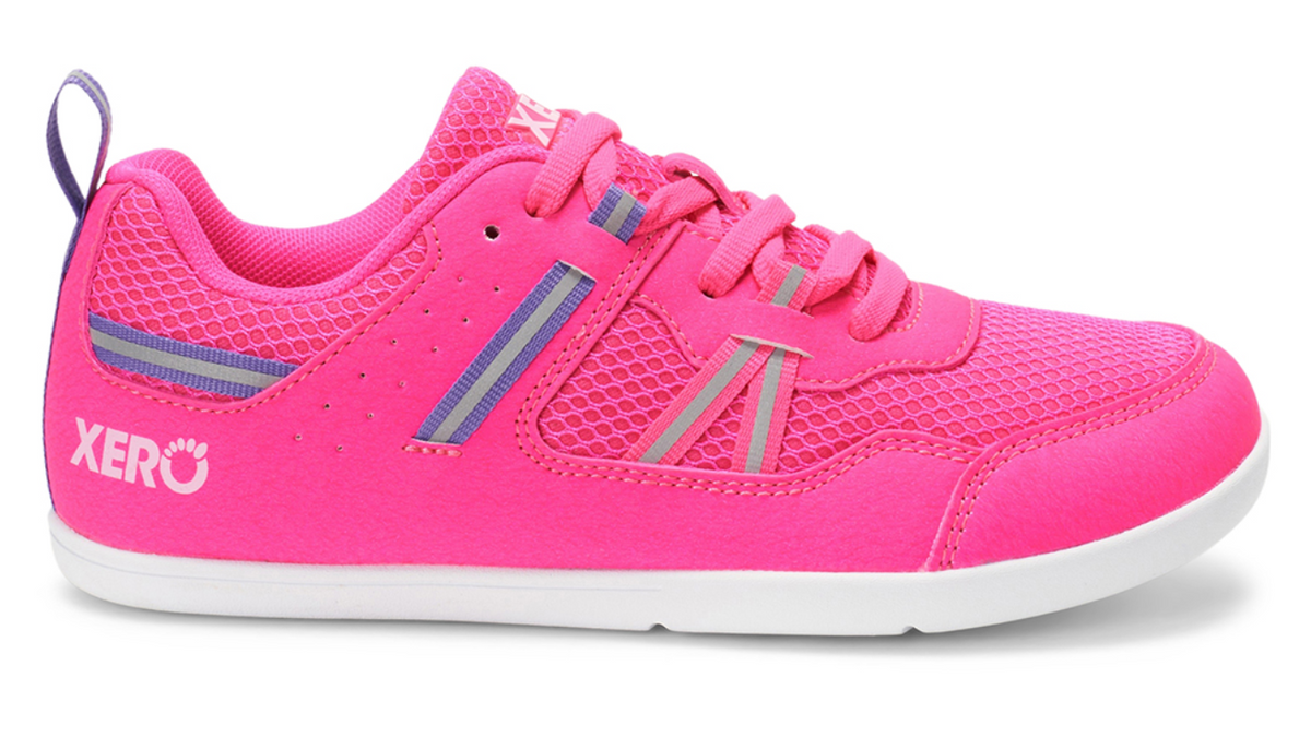 Barfußturnschuh für Kinder als einzelner Schuh, breite Zehenbox, geschlossene Zehen, geschlossener Fersenbereich, Schnürung, Seitenansicht außen.