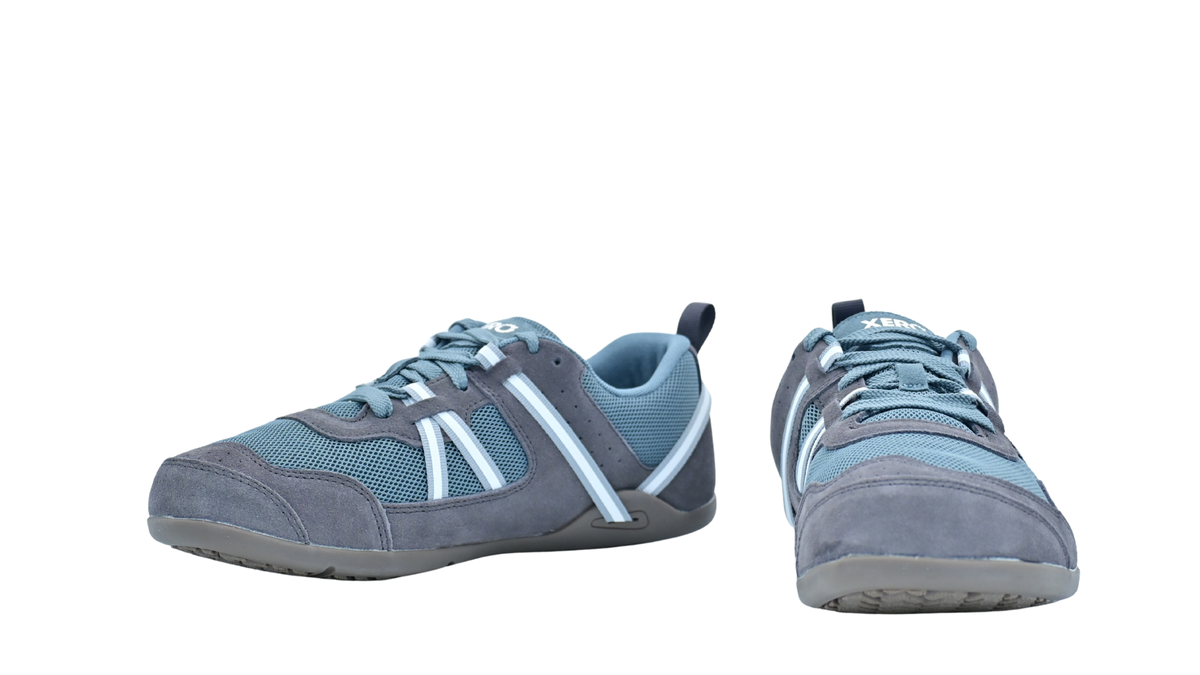 Barfußschuh für Erwachsene als Paar mit Schnürung und breiter Zehenbox, schräge Vorderansicht
