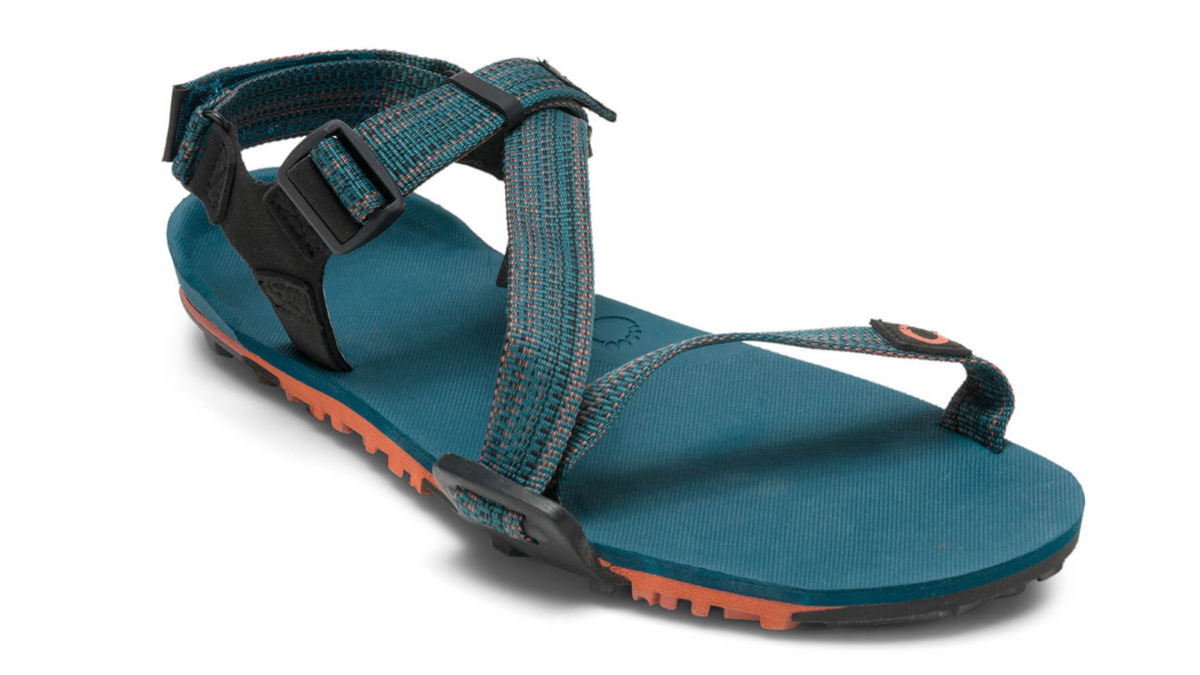 Barfußsandale, offene Zehen und offener Fersenbereich, Riemenkonstruktion mit verstellbaren Riemen, profilierte Sohle, Einzelschuh, schräge Vorderansicht