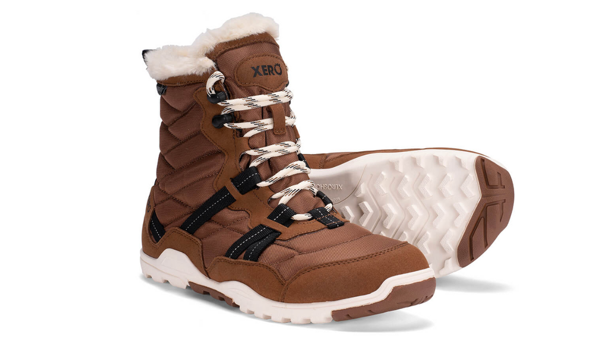 Barfußwinterstiefel, geschlossene Zehen und geschlossener Fersenbereich, Schnürung mit Ösen, profilierte Sohle, schräge Vorderansicht und Ansicht von unten als Paar