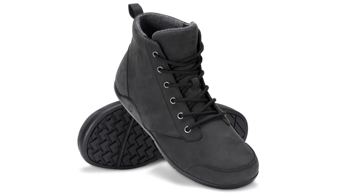 Barfußstiefel mit Schnürung, breite Zehenbox, flexible Sohle, geschlossener Schaft, geschlossener Fersenbereich, schräge Vorderansicht und Ansicht von unten