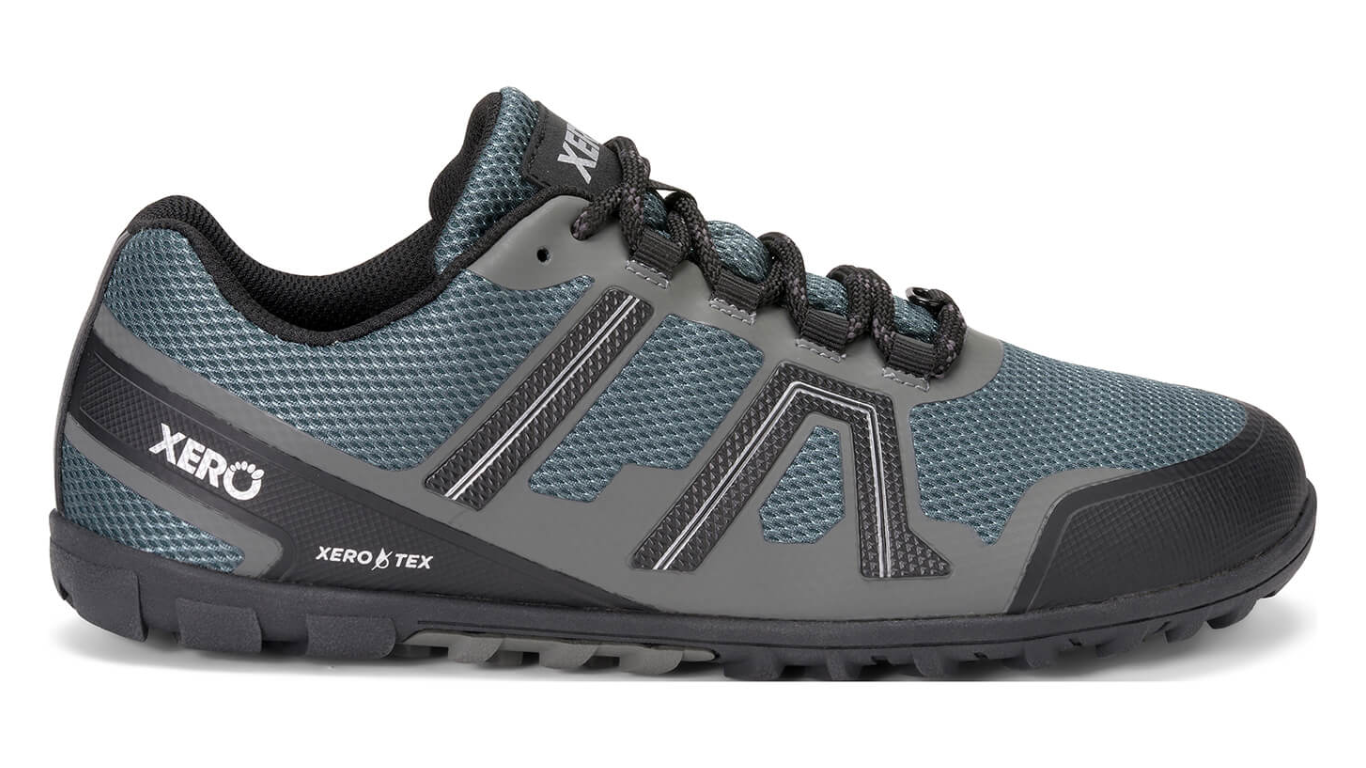 Barfußschuh mit Schnürung, breite Zehenbox, flexible Sohle, geschlossener Fersenbereich, Seitenansicht außen, einzelner Schuh