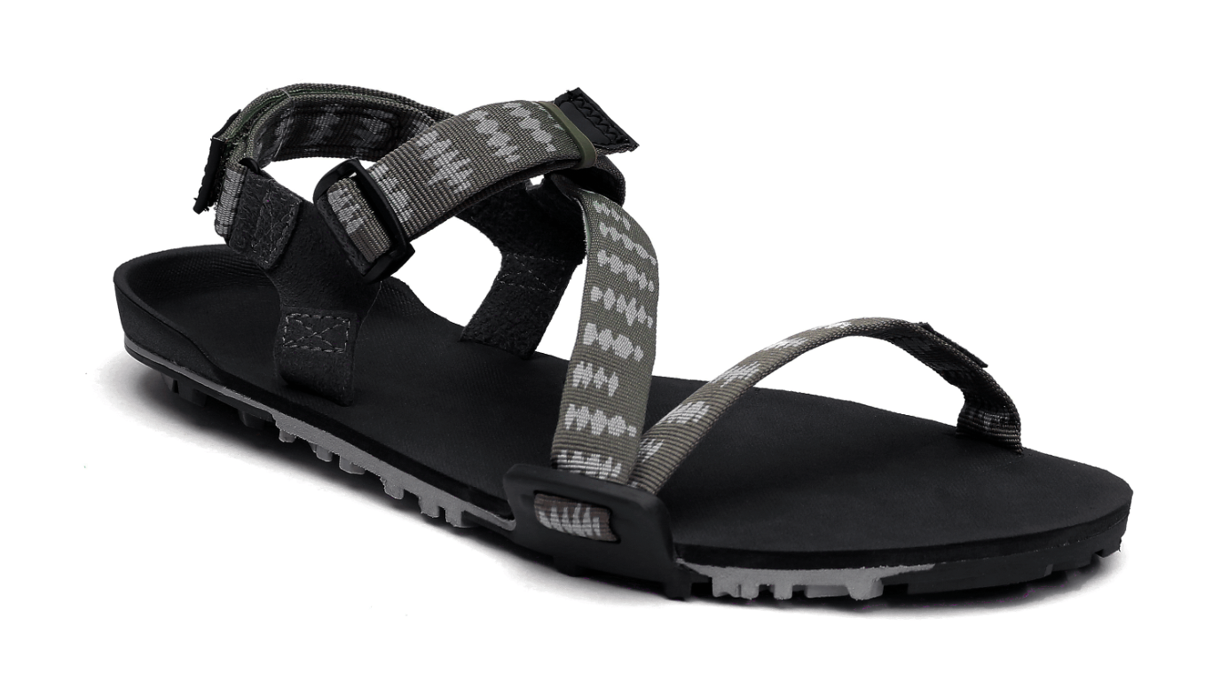 Barfußsandale, offene Zehen und offener Fersenbereich, Riemenkonstruktion mit verstellbaren Riemen, profilierte Sohle, Einzelschuh, schräge Vorderansicht
