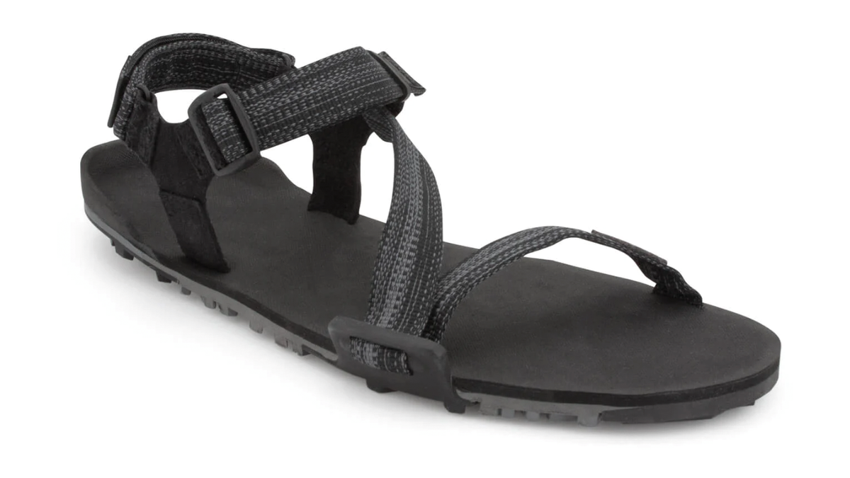 Barfußsandale, offene Zehen und offener Fersenbereich, Riemenkonstruktion mit verstellbaren Riemen, profilierte Sohle, Einzelschuh, schräge Vorderansicht