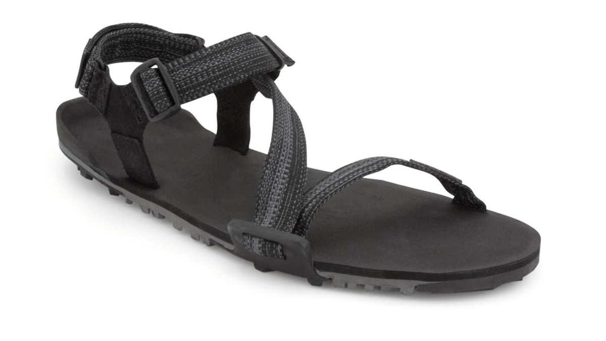 Barfußsandale, offene Zehen und offener Fersenbereich, Riemenkonstruktion mit verstellbaren Riemen, profilierte Sohle, Einzelschuh, schräge Vorderansicht