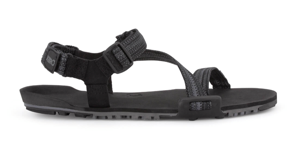 Barfußsandale, offene Zehen und offener Fersenbereich, Riemenkonstruktion mit verstellbaren Riemen, profilierte Sohle, Einzelschuh, Seitenansicht außen