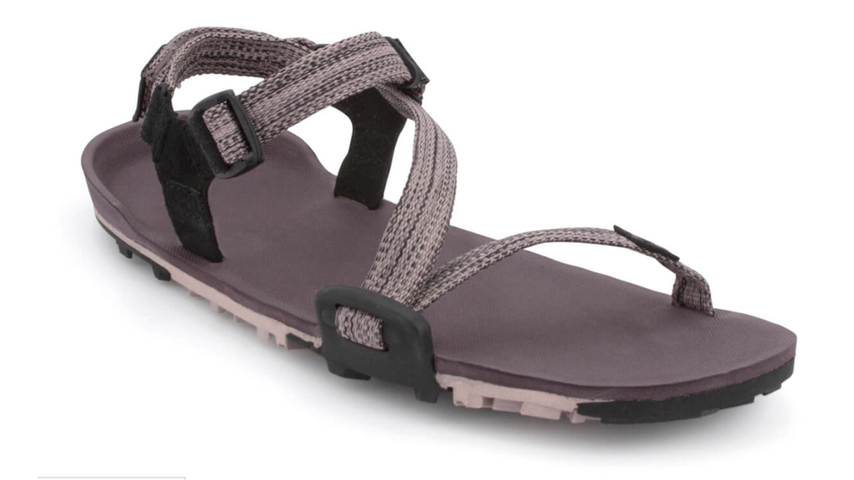 Barfußsandale, offene Zehen und offener Fersenbereich, Riemenkonstruktion mit verstellbaren Riemen, profilierte Sohle, Einzelschuh, schräge Vorderansicht