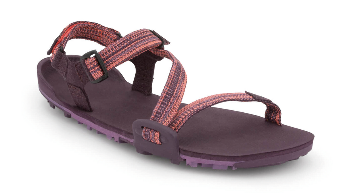 Barfußsandale, offene Zehen und offener Fersenbereich, Riemenkonstruktion mit verstellbaren Riemen, profilierte Sohle, Einzelschuh, schräge Vorderansicht