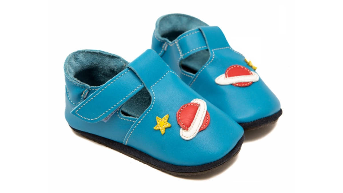 Barfußschuh für Kinder als Paar, breite Zehenbox, geschlossene Zehen, geschlossener Fersenbereich, Klettverschluss, schräge Vorderansicht.