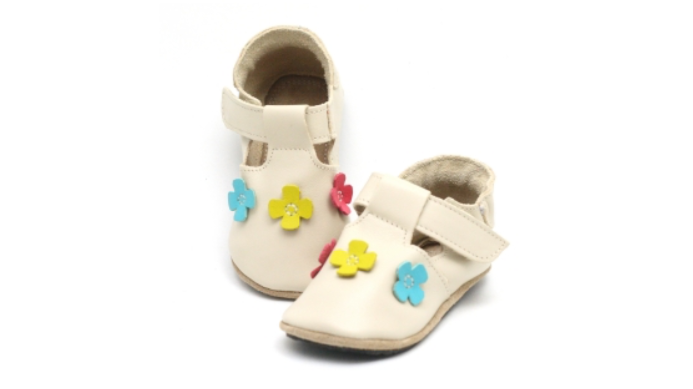 Barfußschuh für Kinder als Paar, breite Zehenbox, geschlossene Zehen, geschlossener Fersenbereich, Klettverschluss, Draufsicht.