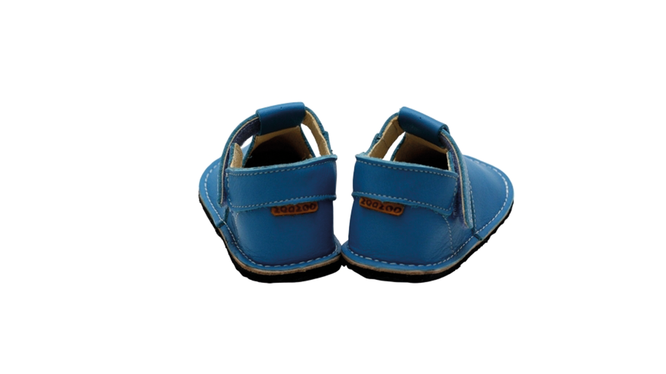 Paar Lauflernschuhe für Kleinkinder mit geschlossener Ferse, Riemen und seitlichen Aussparungen, Rückansicht