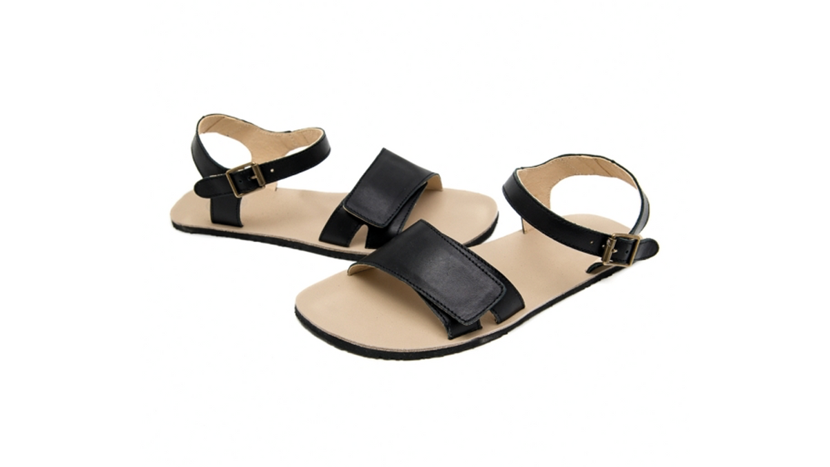 Barfußsandale für Erwachsene als einzelner Schuh, offene Zehen, offener Fersenbereich, Riemen mit Schnalle, Seitenansicht außen.