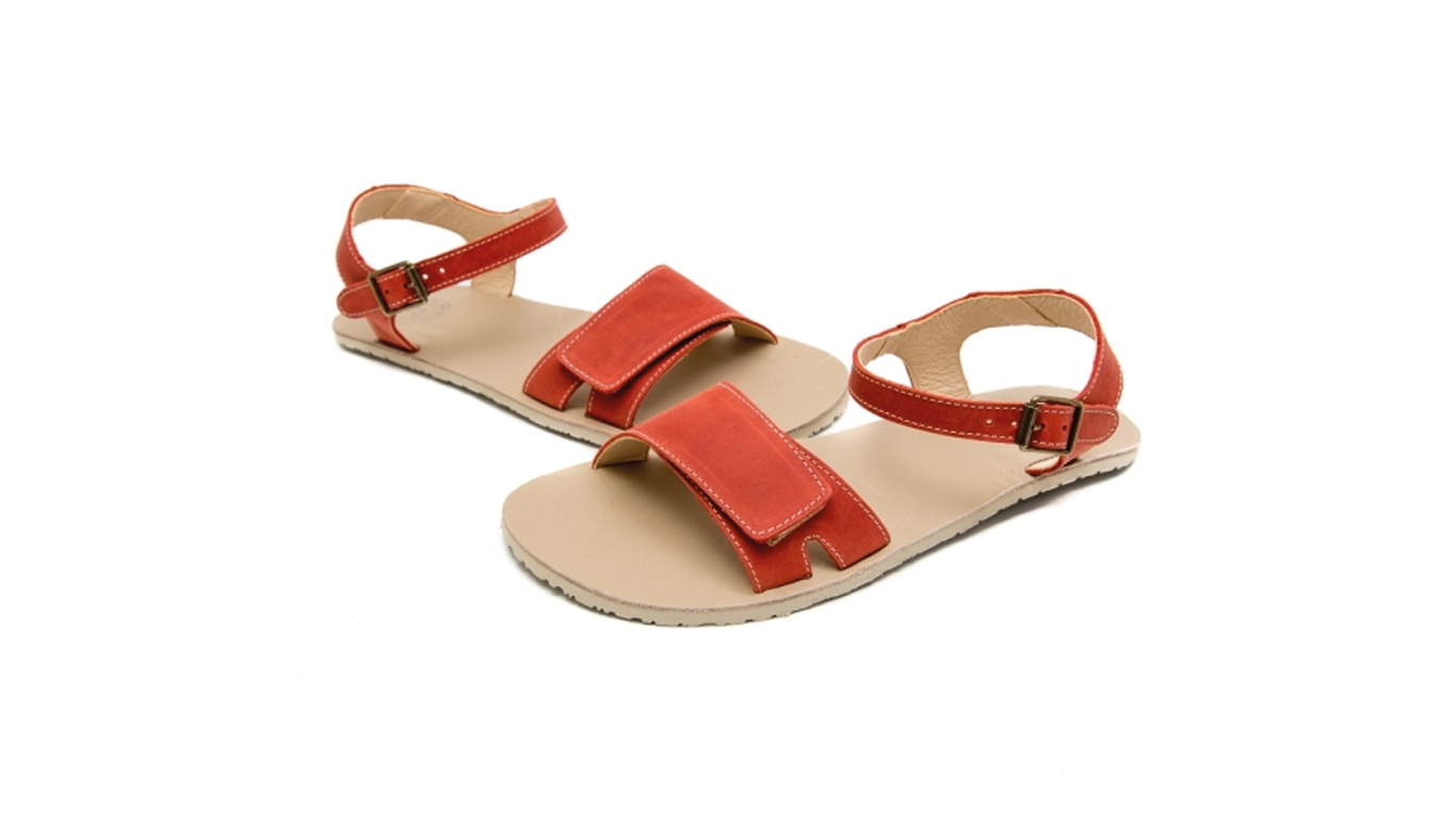 Barfußsandale für Erwachsene als einzelner Schuh, offene Zehen, offener Fersenbereich, Riemen mit Schnalle, Seitenansicht außen.