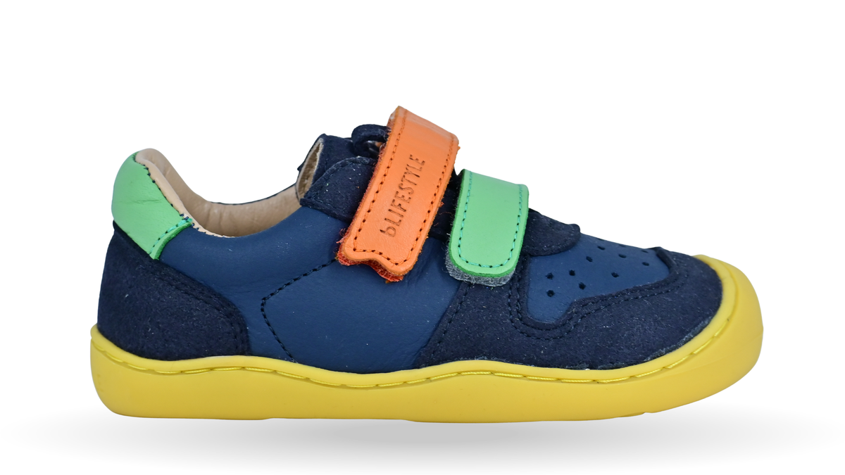 Barfußschuh mit zwei Klettverschlüssen, breite Zehenbox, flexible Sohle, geschlossener Fersenbereich, niedriger Schaft, Seitenansicht außen