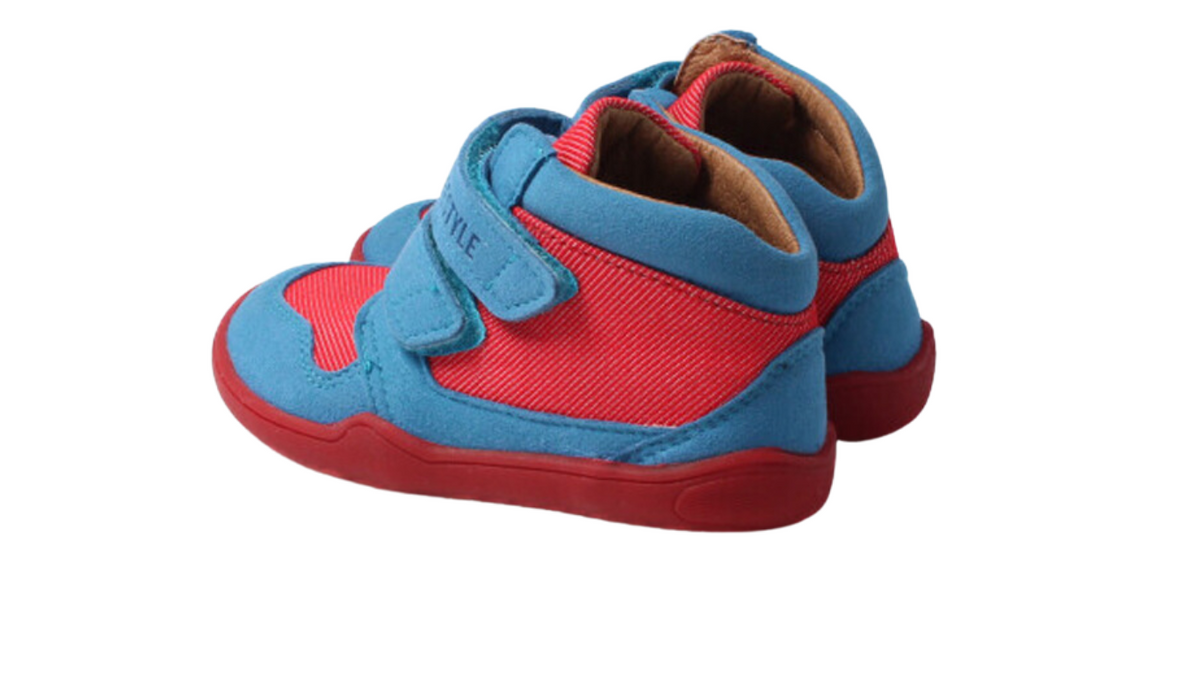 Knöchelhoher Barfußschuh für Kinder mit breiter Zehenbox, Klettverschluss, geschlossenen Zehen, geschlossenem Fersenbereich, schräge Seitenansicht