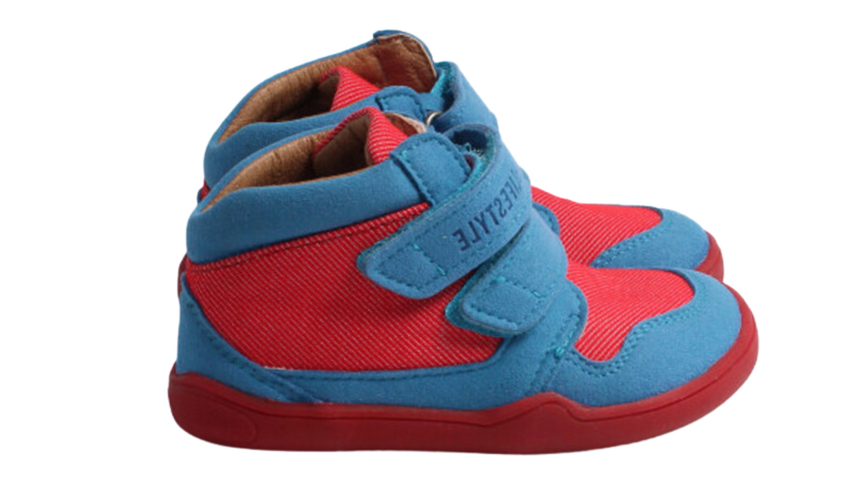 Knöchelhoher Barfußschuh für Kinder mit breiter Zehenbox, Klettverschluss, geschlossenen Zehen, geschlossenem Fersenbereich, Seitenansicht außen