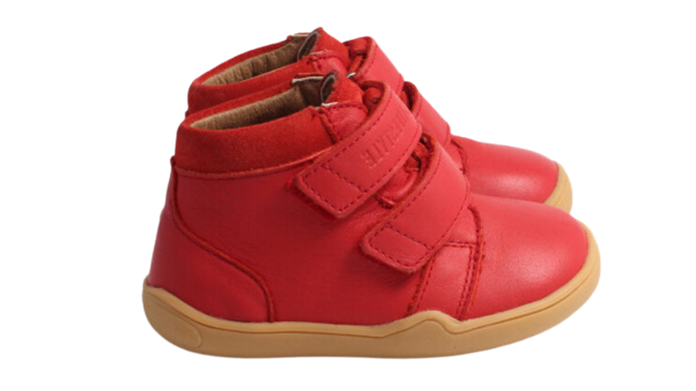 Knöchelhoher Barfußschuh für Kinder mit breiter Zehenbox, Klettverschluss, geschlossenen Zehen, geschlossenem Fersenbereich, Seitenansicht außen,