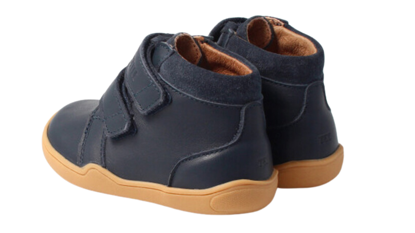 Knöchelhoher Barfußschuh für Kinder mit breiter Zehenbox, Klettverschluss, geschlossenen Zehen, geschlossenem Fersenbereich, Rückansicht schräg