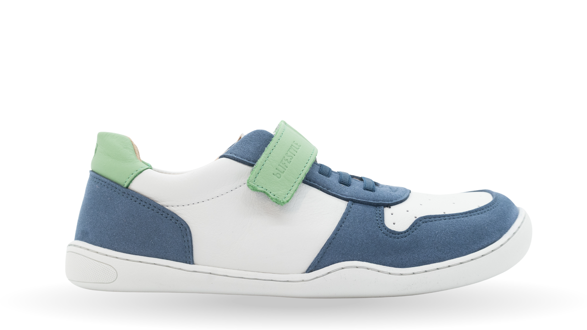 Barfußschuh mit Klettverschluss und Schnürung, breite Zehenbox, flexible Sohle, geschlossener Fersenbereich, niedriger Schaft, Seitenansicht außen